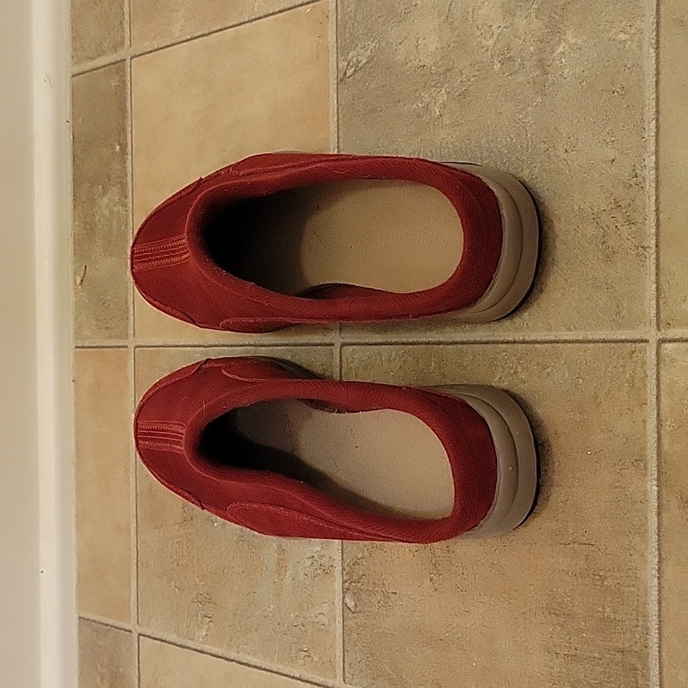 Maroon Clogs 👞 - Picture 4 of 5